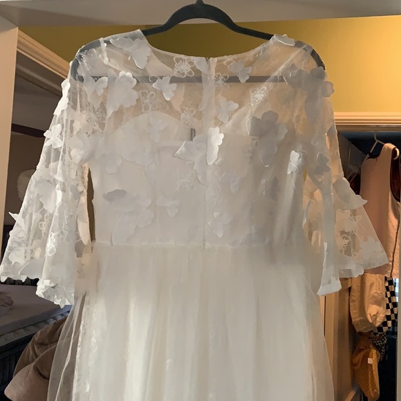 Jianshan maxi dress. White Tulle and Lace with 3D butterfly lace detail. Size 8 - Picture 8 of 9